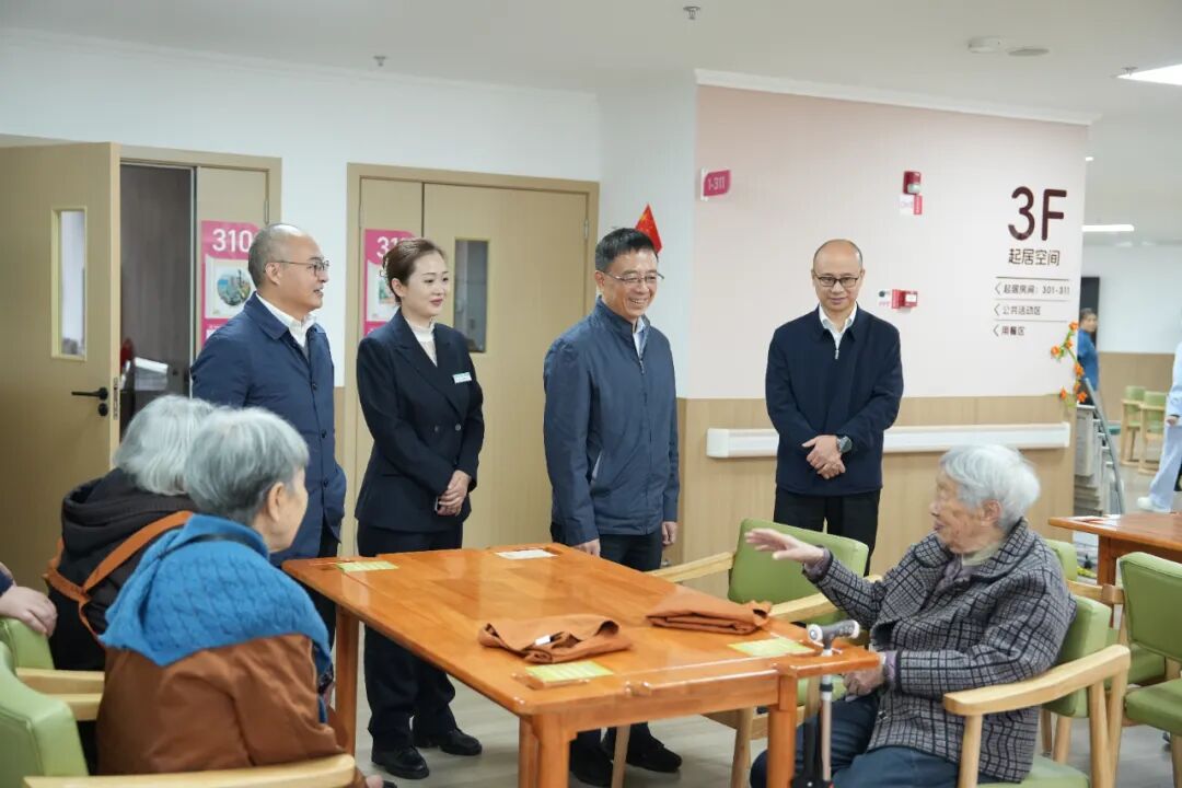 德陽市政府副市長(zhǎng)徐春龍一行調(diào)研德陽市老年養(yǎng)護(hù)院并慰問在院長(zhǎng)者